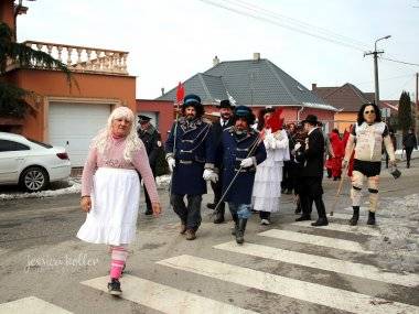 Členovia Dobrovoľného hasičského zboru v Mliečne maskami, spevom a tancom vyháňali zimu