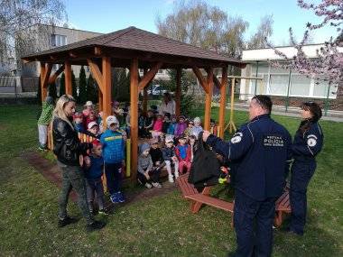 Mestskí policajti prijali pozvanie do škôlky