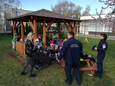 Mestskí policajti prijali pozvanie do škôlky