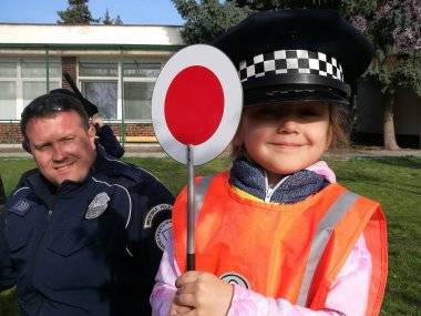 Mestskí policajti prijali pozvanie do škôlky