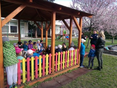 Mestskí policajti prijali pozvanie do škôlky