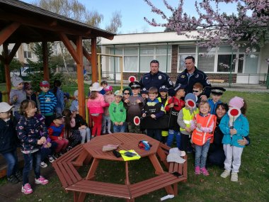 Mestskí policajti prijali pozvanie do škôlky