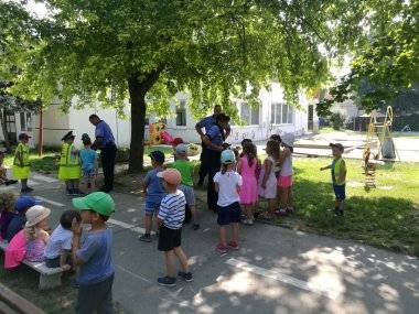 Mestskí policajti navštívili škôlku na Gazdovskom rade