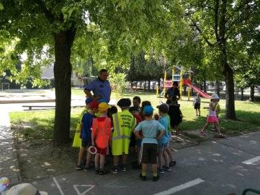 Mestskí policajti navštívili škôlku na Gazdovskom rade