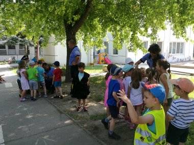 Mestskí policajti navštívili škôlku na Gazdovskom rade