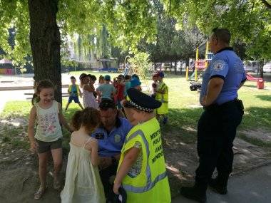 Mestskí policajti navštívili škôlku na Gazdovskom rade