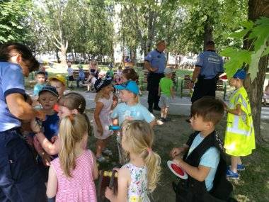 Mestskí policajti navštívili škôlku na Gazdovskom rade