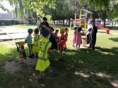 Mestskí policajti navštívili škôlku na Gazdovskom rade