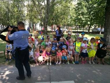 Mestskí policajti navštívili škôlku na Gazdovskom rade