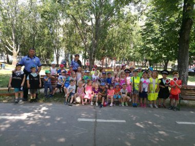 Mestskí policajti navštívili škôlku na Gazdovskom rade