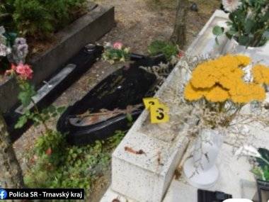 Vandalizmus na cintoríne - 10 vykopnutých náhrobkov