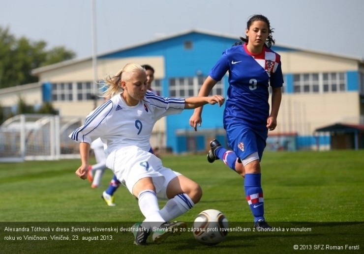 Alexandra Tóthová sa snaží prejsť s loptou cez reprezentantku Ukrajiny do 19 rokov Anitu Straka v priateľskom stretnutí. Viničné, 23. august 2013.