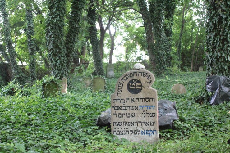 cintorín - 2. časť - namiesto kvetov sa na hrob zosnulého kladú kamienky